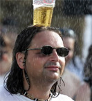 Mann Bier auf dem Kopf