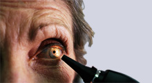 Bindehautentzündung: Augeninspektion